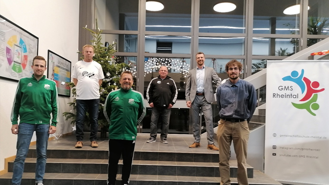 Von links: Tobias Mülhaupt (Sportlicher Leiter SV Rheintal), Martin Meier (Jugendleiter FC Hochrhein), Raimund Hübner (Trainer SVR), ...