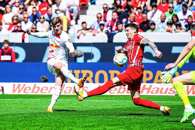 Leipzigs Timo Werner (l) in Aktion gegen Freiburgs Lukas Kübler (r).