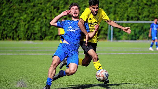 Zweikampf zwischen Alireza Yaghoobi (TSV Konstanz, rechts) und Ertugrul Topal (FC Rielasingen-Arlen II) beim 1:3 für den TSV Konstanz.