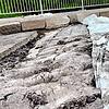 Tiefe Spuren im Beton. Ein Unbekannter hat den gerade gegossenen Beton im Baustellenbereich befahren. Jetzt dauert die Sanierung der ...
