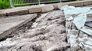 Tiefe Spuren im Beton. Ein Unbekannter hat den gerade gegossenen Beton im Baustellenbereich befahren. Jetzt dauert die Sanierung der ...