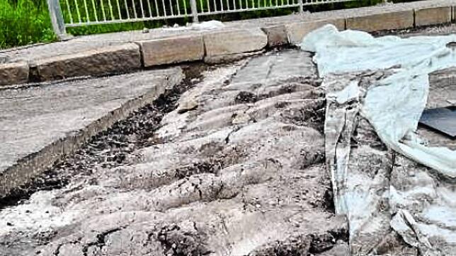 Tiefe Spuren im Beton. Ein Unbekannter hat den gerade gegossenen Beton im Baustellenbereich befahren. Jetzt dauert die Sanierung der ...