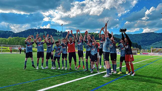 Die C-Jugend des FC Bernau jubelt nach dem Spiel und der gewonnenen Meisterschaft. Es war eines der ersten Spiele auf dem neuen ...