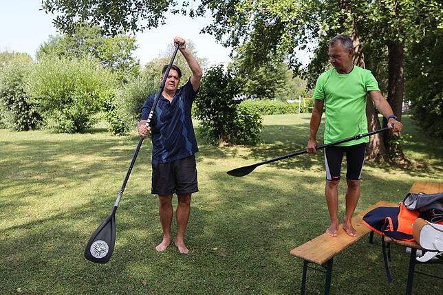 Ulf Meßmer und unser Redakteur bei den Trockenübungen. Pflichtprogramm vor dem Gang auf den See.