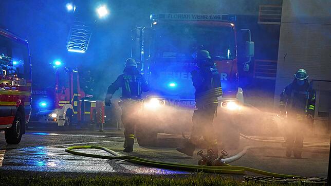 Realistisch: Die Einsatzübungen finden nach Möglichkeit unter Einsatzbedingungen statt. Hier rettet die Nachwuchsfeuerwehrleute gerade ...
