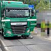 Tödlicher Unfall in Brugg: Das Mofa des verunglückten 63-Jährigen liegt unter dem Lastwagen.