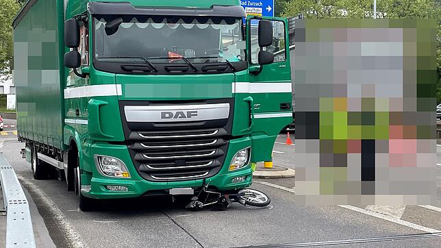 Tödlicher Unfall in Brugg: Das Mofa des verunglückten 63-Jährigen liegt unter dem Lastwagen.