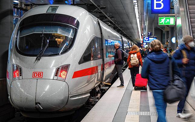Fahrgäste steigen in einen ICE der Deutschen Bahn. Von Konstanz kann man via Zürich und Paris in gut neun Stunden nach London fahren.