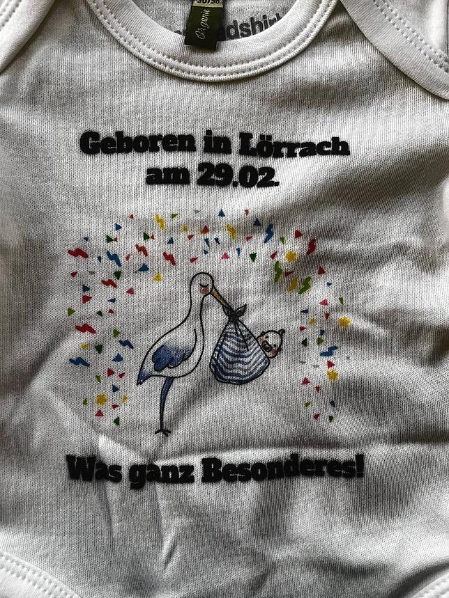 „Geboren in Lörrach am 29.02. – Was ganz Besonderes!“. Einen solchen Body bekamen die sechs Schalttagbabys am Eli.