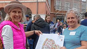 Annette Dahlmann (links) und Christiane Kästle freuen sich über den großen Zuspruch zu ihrer speziellen Altstadtführung durch Schopfheim ...