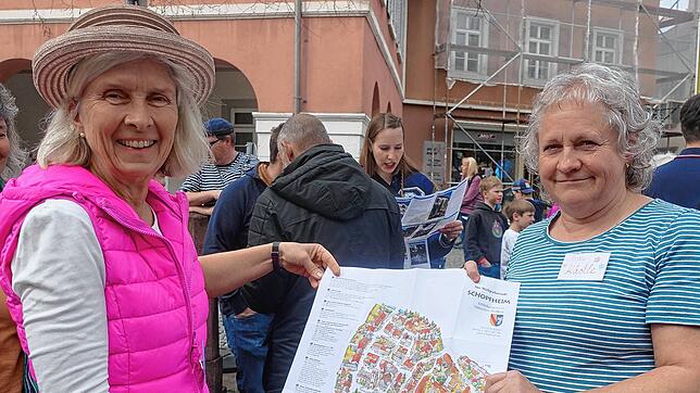 Annette Dahlmann (links) und Christiane Kästle freuen sich über den großen Zuspruch zu ihrer speziellen Altstadtführung durch Schopfheim ...