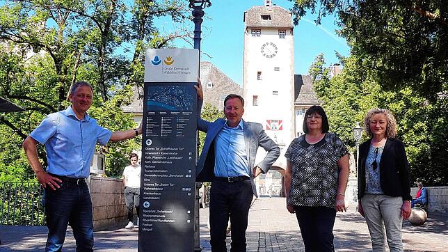 Große touristische Stele: Norbert Bodmer (von links, Sachgebietsleiter IT/Organisation), Oberbürgermeister Philipp Frank, Birgit ...