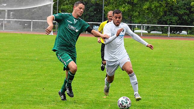 Laufduell: Der Laufenburger Sandro Knab (rechts) setzt sich beim 2:2 seiner Mannschaft gegen die Spvgg. Untermünstertal gegen Kapitän ...