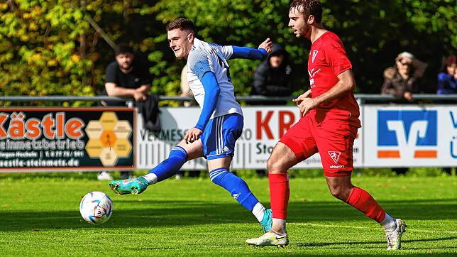 Der SV Orsingen-Nenzingen (Felix Buhl, links, der Torschütze zum 1:1) musste sich dem 1. FC Rielasingen-Arlen II am Ende doch etwas zu ...