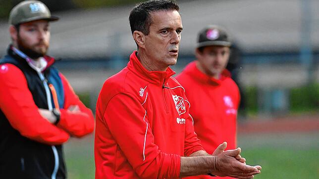 Chef bleibt: Trainer Christian Lais (vorn) geht mit dem FC Schönau im Sommer ins vierte gemeinsame Jahr. Torwarttrainer Christian Held ...