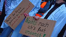 Schon am 30. März gingen Ärzte vor dem Klinikum Friedrichshafen auf die Straße. SK-Archiv