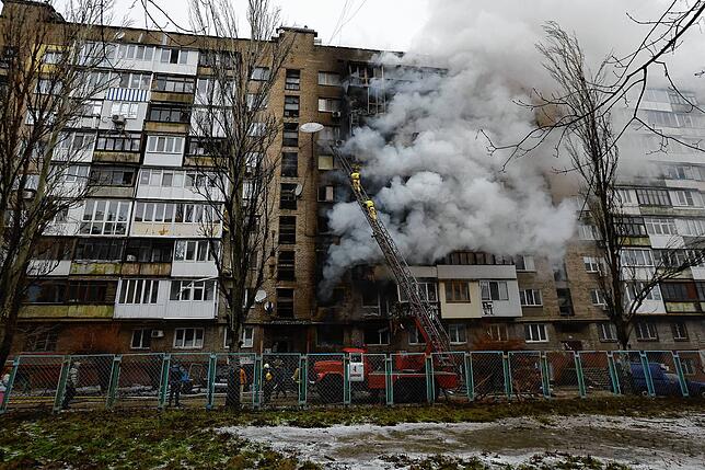 Der Krieg in der Ukraine läuft unvermindert weiter: In Donezk steigt Rauch nach Beschuss aus einem beschädigten Gebäude.