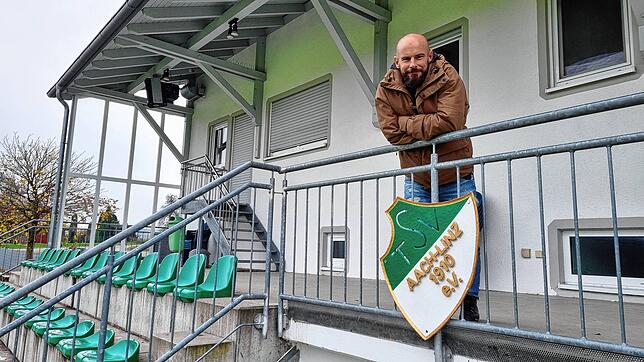 Patrick Hagg auf dem Gelände des Bezirksligisten TSV Aach-Linz.