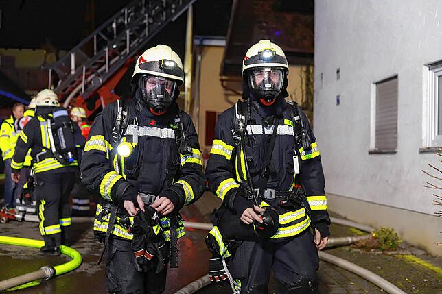Atemschutzträger aus Bodman-Ludwigshafen unterstützen den Einsatz.