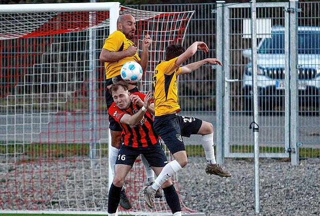 Bild 2: Der FC Gutmadingen sammelt wichtige Punkte gegen den FC Königsfeld – wir haben Bilder von der Partie