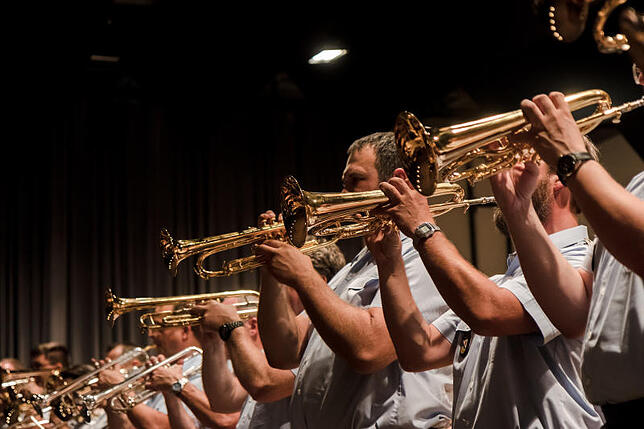 Fast wie auf dem Appellplatz – das Trompetenregister des Heeresmusikkorps bei der abschließenden Nationalhymne.
