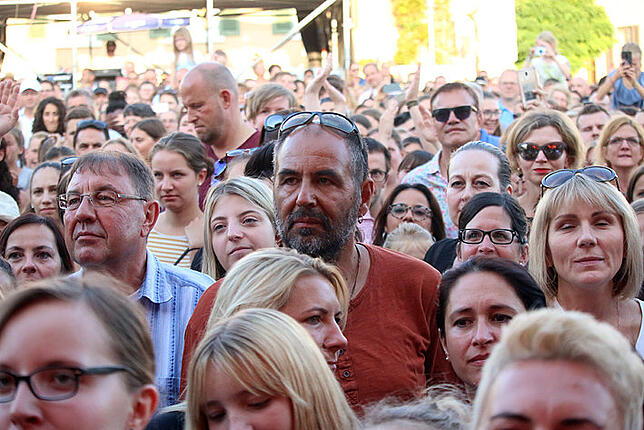 Bild 1: Namika begeistert 1800 Fans in Markdorf. Wir haben alle Bilder
