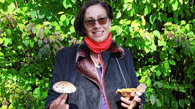 Erfolgreiche Suche: Heidrun Häußler hat einige Pilze im Wald bei Stockach gefunden.