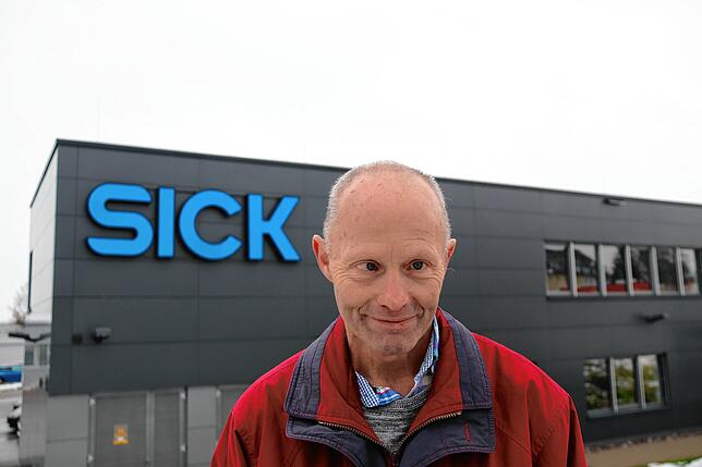 Der 62-jährige Alexander Merz ist unter anderem als betriebsinterner Postlieferant und Reinigungshelfer im Firmenlager tätig.