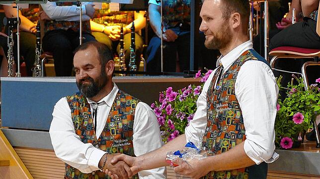 Das Jahreskonzert des MV Kreenheinstetten am Sonntag war vom Abschied des langjährigen Dirigenten Gerhard Braun (links) und der ...