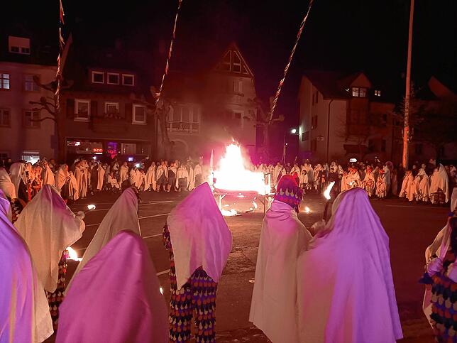 Große Anteilnahme fand die Fasnachtsverbrennung auch in Tiengen. Hier waren viele trauernde Narren in die Innenstadt geströmt.