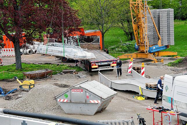 Hier wird die neue Wellenrutsche aus Edelstahl geliefert.
