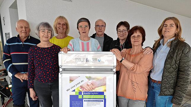 Klient Theo Heyer (links) ist froh über das Angebot des Vereins Miteinander Bürgerhilfe mit den Mitgliedern Tatjana Krylow, Eva ...
