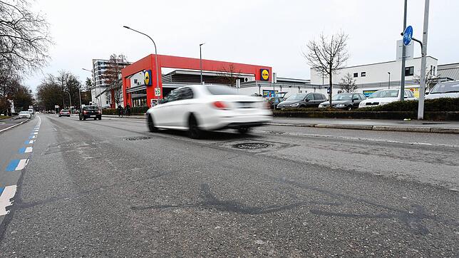 (Archivbild) Hier, in der Nähe eines Discounters an der Max-Stromeyer-Straße, kontrollieren Polizeibeamte in der Nacht zum Sonntag, 27. ...