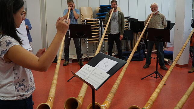 Lehrerin Ana Stankovic hat in Serbien Waldhorn studiert und sieht das Alphorn eher als Hobby. Bild: Rüdiger Fein