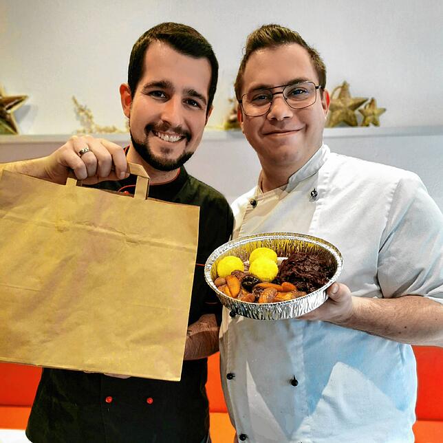 Daniel Rönnau (links), Geschäftsführer vom Waldshuter Hof, und Sven Michael, Küchenchef, setzen auf Abhol-Angebote im Restaurant. ...