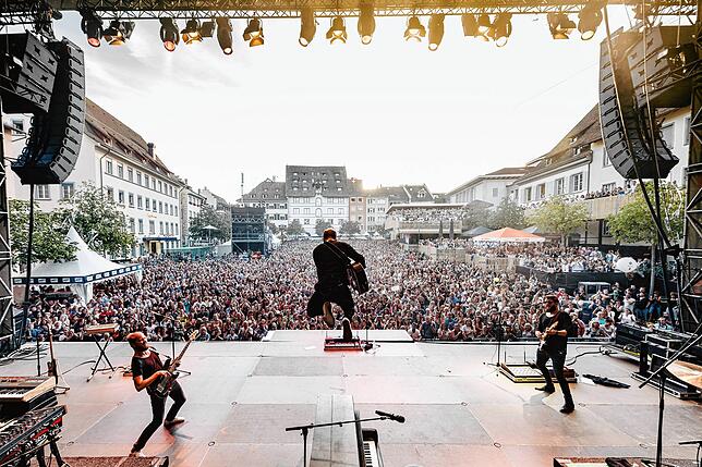 Dieses Foto ist ein Wendepunkt in Julius Hatts Karriere: Er fotografiert im August 2018 den Sänger Joris im Sprung auf der Bühne in ...