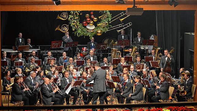 Die Stadtkapelle gibt am Wochenende des ersten Advent ihr traditionelles festliches Konzert. Das Bild zeigt eine Szene eines früheren ...