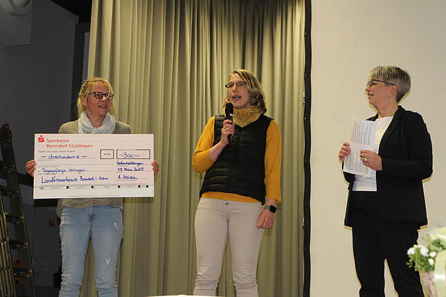 Madlen Müller (von links) und Melanie Lichtner von der von der Tagespflege Ühlingen durften aus der Hand von Alexandra Hainke einen ...