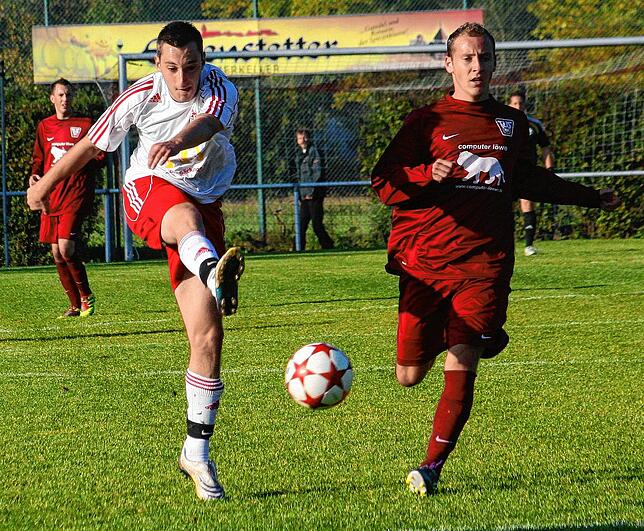 Voll auf die Zwölf: Mike Skubisch (links, gegen Andreas Sziedat) traf beim ersten Saisonsieg des FC Wallbach am zwölften Spieltag binnen ...