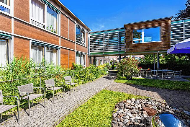 Das Haus Salzberg am Klinikum hat eine schöne Terrasse – Besuche hier sind jedoch vorerst nicht mehr erlaubt. Zu viele haben sich ...