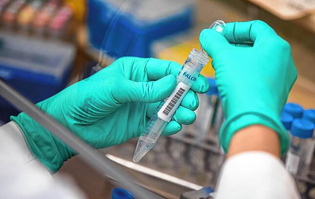 Eine Mitarbeiterin des Landesgesundheitsamts Baden-Württemberg pipettiert Corona-Proben. Neue Virusvarianten werden sich wohl auch in ...