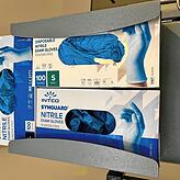 Handschuhe sind im Klinikalltag ohnehin unverzichtbar – in Pandemiezeiten noch viel mehr.