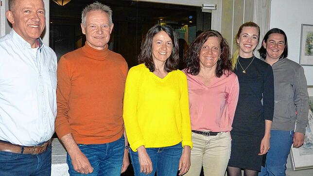 Für langjährige Mitgliedschaft ehrte Thomas Maier (links) folgende anwesende Mitglieder (von links): Stefan Ebner (40 Jahre), Birgit ...