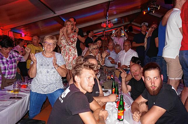 Bild 12: Chilbi: Stimmung pur im Festzelt beim Wunschkonzert