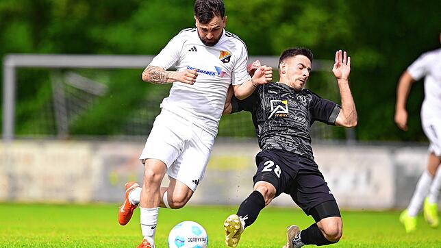 Ausgebremst: Sandro D‘Accurso (links, gegen Ilija Galic) und der SV 08 Laufenburg verloren die Generalprobe für die ...