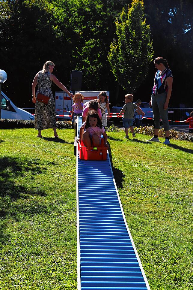 An der Rollenrutsche bei der Drei-Seen-Halle haben die Kinder ihren Spaß.
