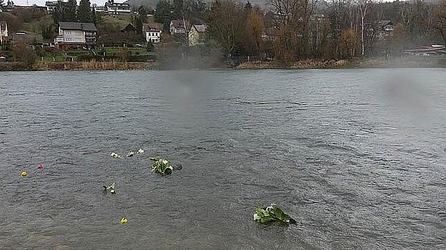 Flussbestattung nahe Waldshut-Tiengen: Die Asche des Verstorbenen und Blumen treiben rheinabwärts.