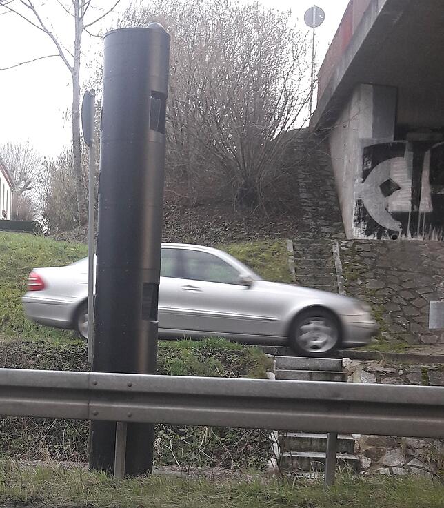 Festinstallierter Blitzer zur Geschwindigkeitskontrolle an der Bundesstraße 317 bei Schopfheim in Höhe der Abfahrt Richtung B 518 ...