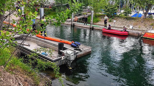 Ein Auto samt Bootstrailer und Boot ist in Langenargen im Bodensee versunken. Zahlreiche Einsatzkräfte waren im Einsatz.