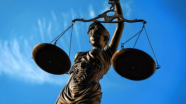 Justitia hat das Wort: Vor dem Landgericht Konstanz steht eine Mutter aus Villingen-Schwenningen.